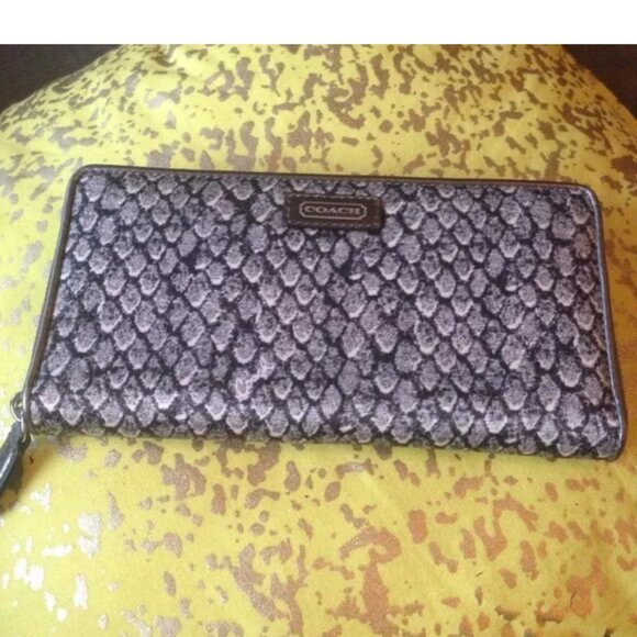 NEW Coach Taylor Snake Print Accordion Zip Around Wallet Wristlet - Picture 1 of 4